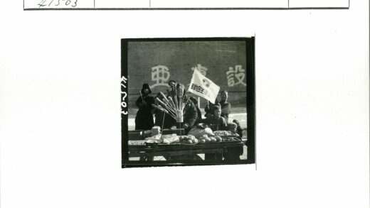 街头小贩与行人生活场景.jpg