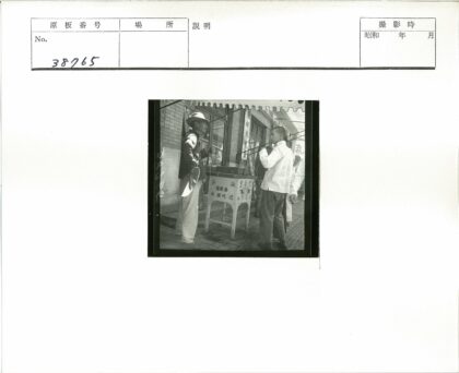 街头小贩与顾客交谈.jpg
