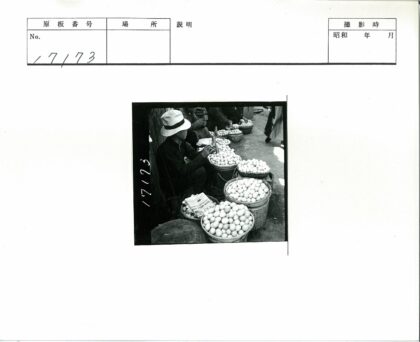 街头小贩与鸡蛋篮.jpg