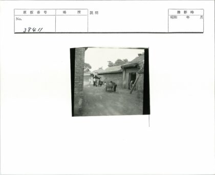 街头小贩手推车阳光街景.jpg