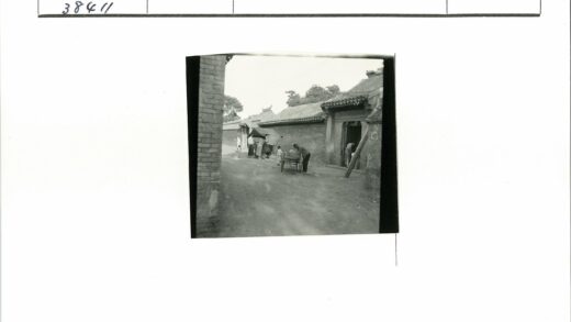 街头小贩手推车阳光街景.jpg