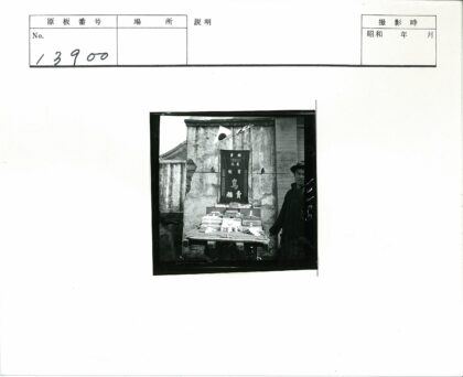 街头小贩摊位展示商品.jpg