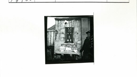 街头小贩摊位展示商品.jpg