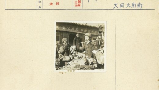 街头小贩称重农产品.jpg