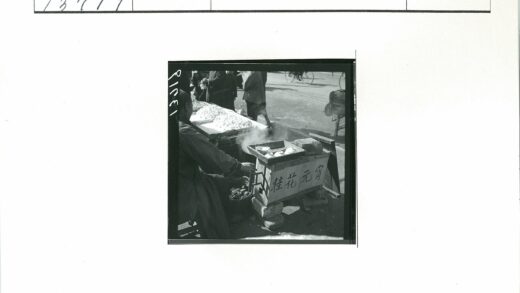 街头小贩蒸汽美食摊街景.jpg