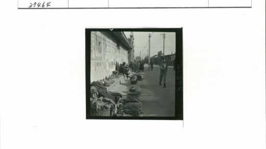 街头市场商品摊位人潮.jpg