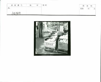 街头市场商品木桶与行人.jpg