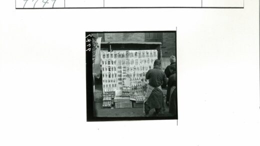 街头市场摊位与砖房背景.jpg