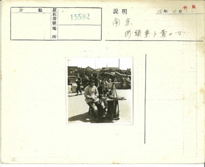 街头市场摊位人物与行人背景.jpg
