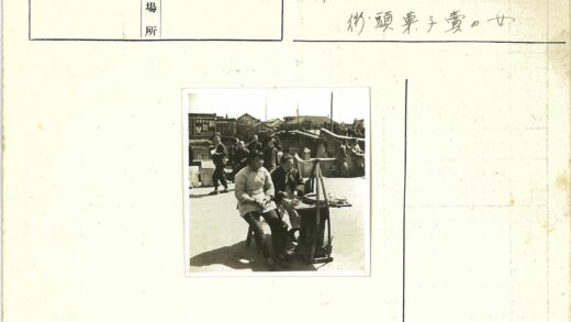 街头市场摊位人物与行人背景.jpg