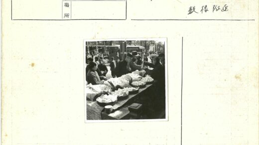 街头市场摊贩与电车场景.jpg