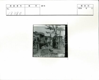 街头市场繁忙景象砖块雨伞摊位.jpg