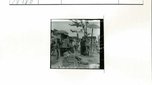 街头市场繁忙景象砖块雨伞摊位.jpg