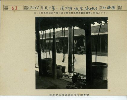 街头市场绳索工具与行人互动.jpg