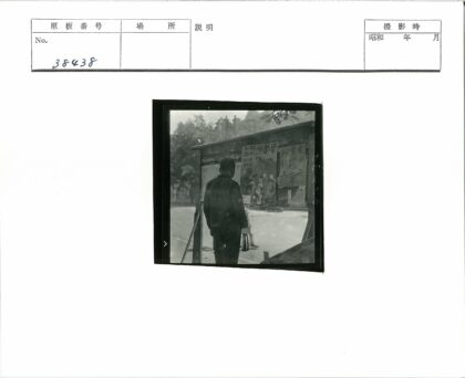 街头布告栏与行人.jpg