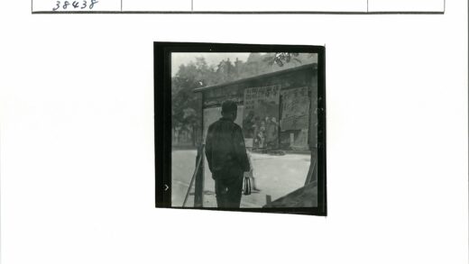 街头布告栏与行人.jpg