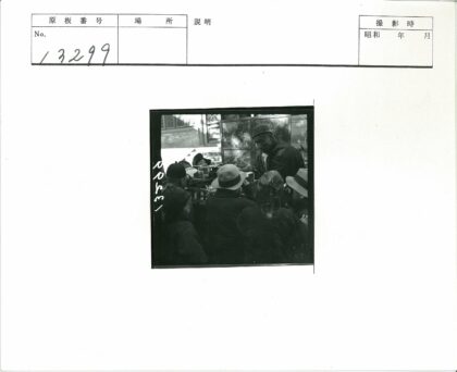 街头帽商与顾客互动.jpg
