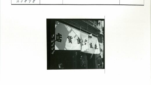街头店面招牌与行人实景.jpg
