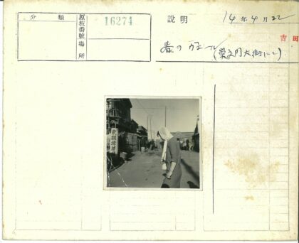街头戴头巾背包行人.jpg