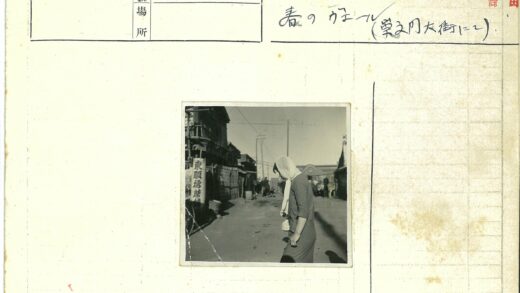 街头戴头巾背包行人.jpg