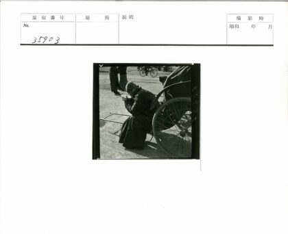 街头戴帽男子与自行车.jpg