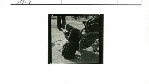 街头戴帽男子与自行车.jpg