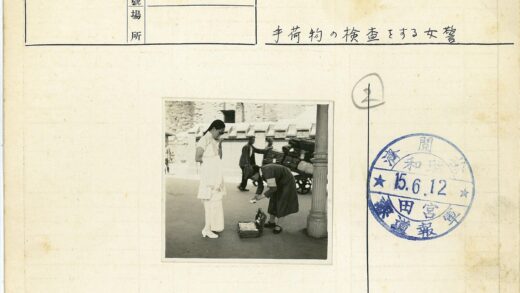 街头手提箱检查与货物推车.jpg