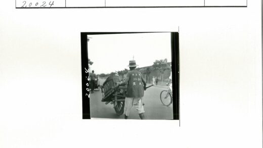街头拉木车的戴帽男子.jpg