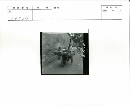 街头推车与行人景象.jpg