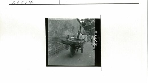 街头推车与行人景象.jpg