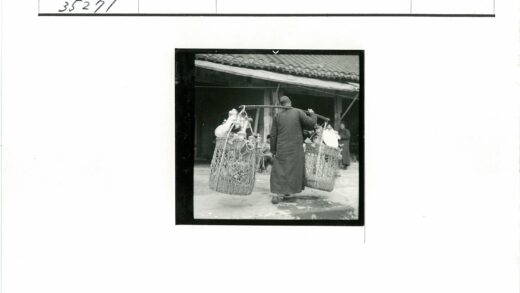 街头提篮人行走瓦房前.jpg