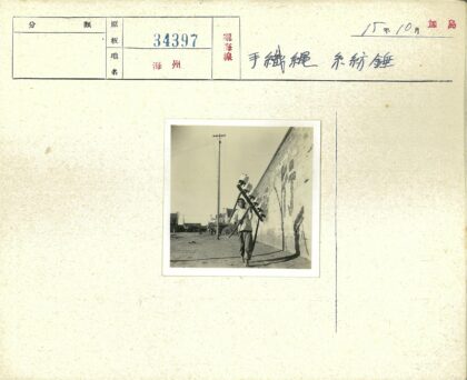 街头提罐人背影与涂鸦墙.jpg