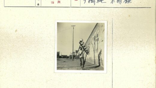 街头提罐人背影与涂鸦墙.jpg