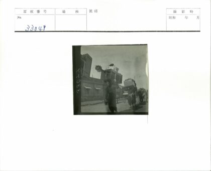 街头搬运工与手推车景象.jpg