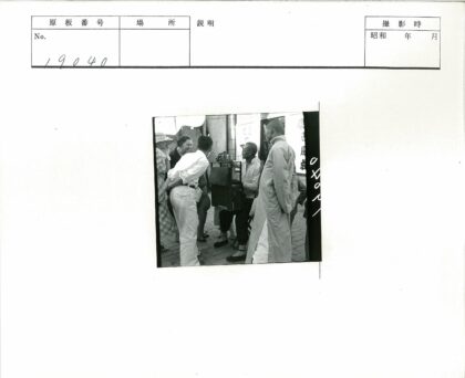 街头摄影师与围观人群.jpg