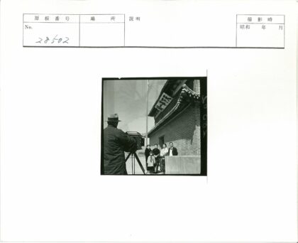 街头摄影师为五人拍摄传统建筑合影.jpg