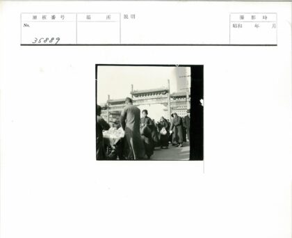 街头摊贩与传统大门.jpg