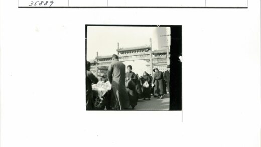 街头摊贩与传统大门.jpg