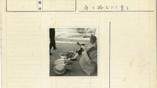 街头摊贩与行人生活场景.jpg