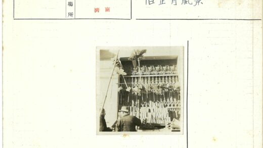 街头摊贩纸风车雨伞商品展示.jpg