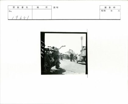 街头摩托车与人群聚集场景.jpg