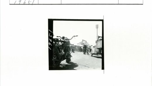街头摩托车与人群聚集场景.jpg