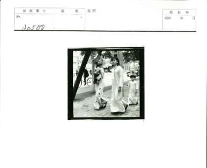 街头母子与骑行者生活场景.jpg