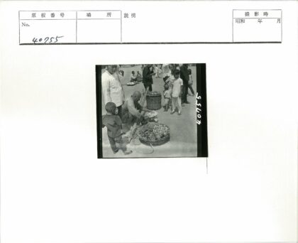 街头水果摊贩与市集人群.jpg