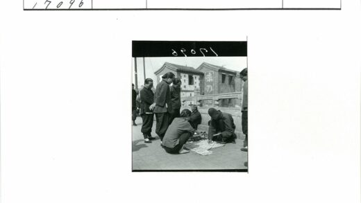 街头游戏与围观人群.jpg