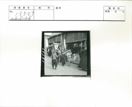 街头游行与集市建筑.jpg