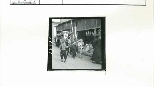 街头游行与集市建筑.jpg