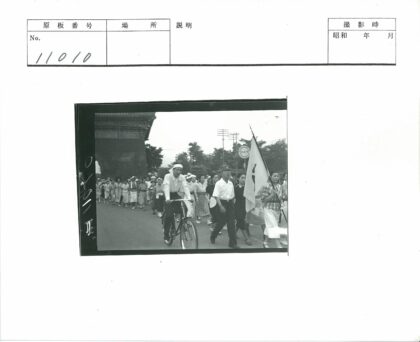 街头游行与骑行者背景建筑.jpg