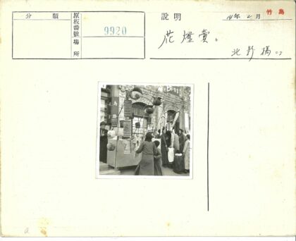 街头灯笼摊位人群聚集.jpg