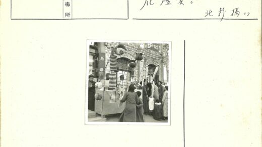 街头灯笼摊位人群聚集.jpg